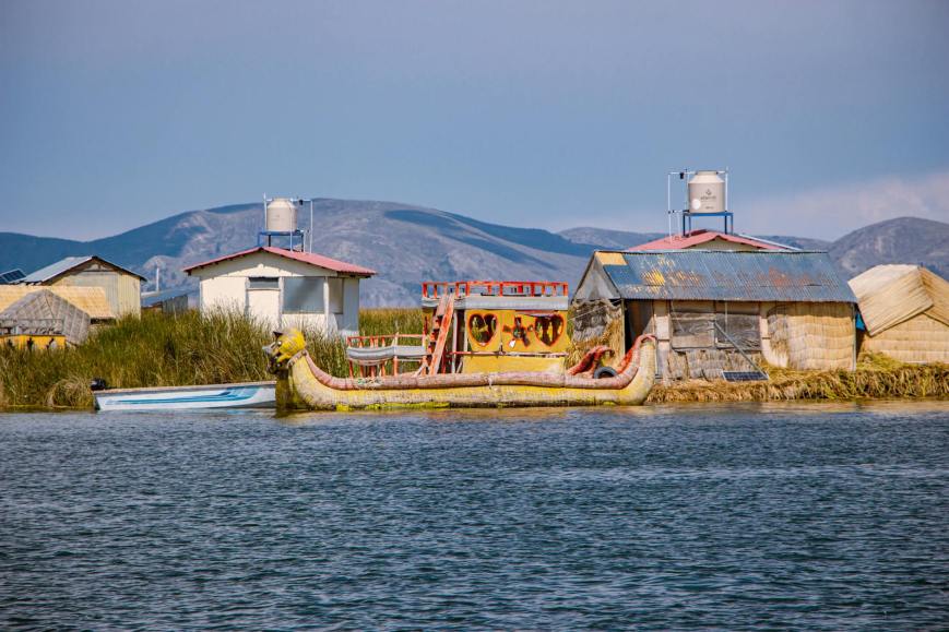 Descobrindo as ilhas flutuantes de Los Uros no Lago Titicaca